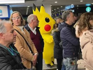 Seguridad sacó a un hombre del aeropuerto por disfrazarse de Pikachu