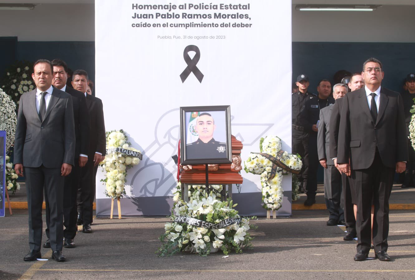 Gobernador lidera el homenaje en memoria del Policía Estatal que perdió la vida en la balacera en Xoxtla