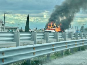 Se incendia camioneta de carga en la autopista Puebla-Veracruz