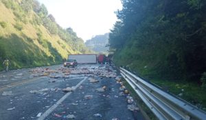 Al menos 4 personas lesionadas y un fallecido fue el saldo dejado por una volcadura en Huauchinango