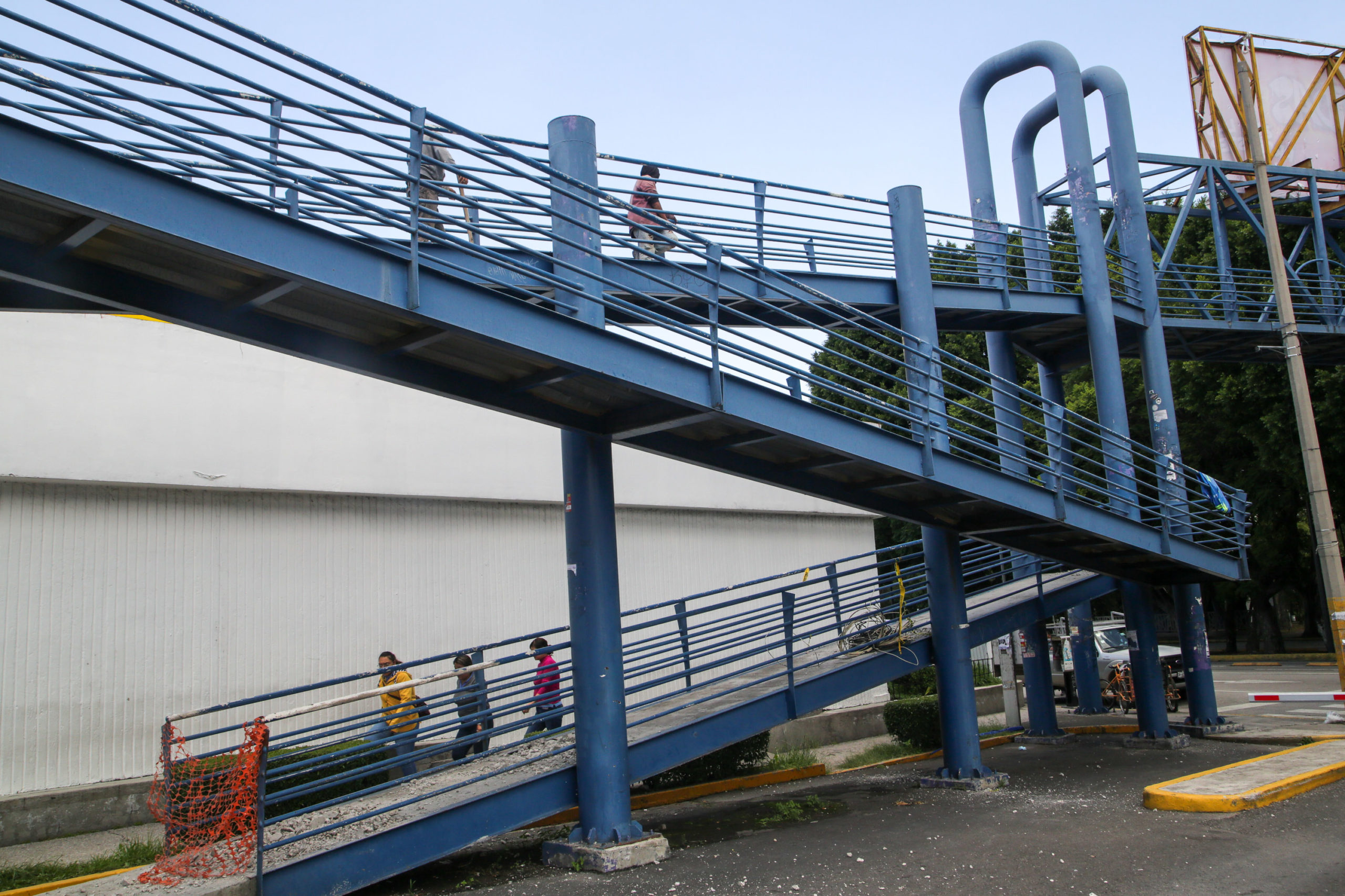 Fuertes lluvias provocan que trabajos de retiro del puente peatonal de Plaza Dorada se retrasen