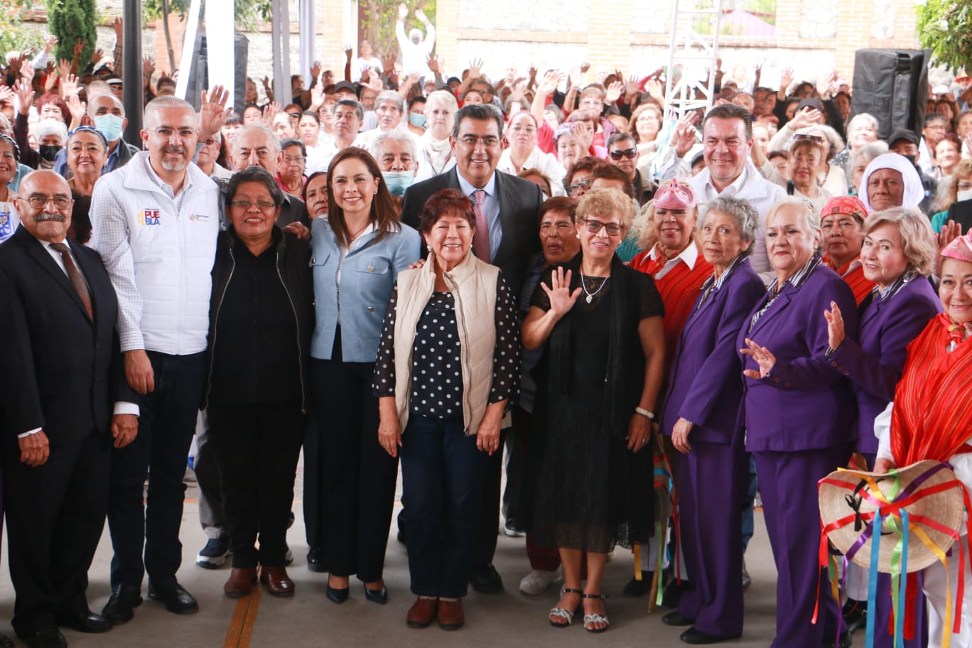 Reconocen Sergio Salomón y Gaby Bonilla a adultos mayores: “Son el tesoro de la sociedad”