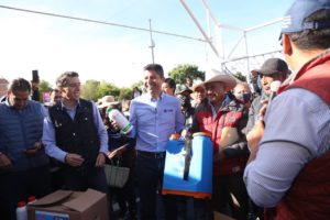 Ayuntamiento de Puebla entrega apoyos a emprendedores, comités y productores locales