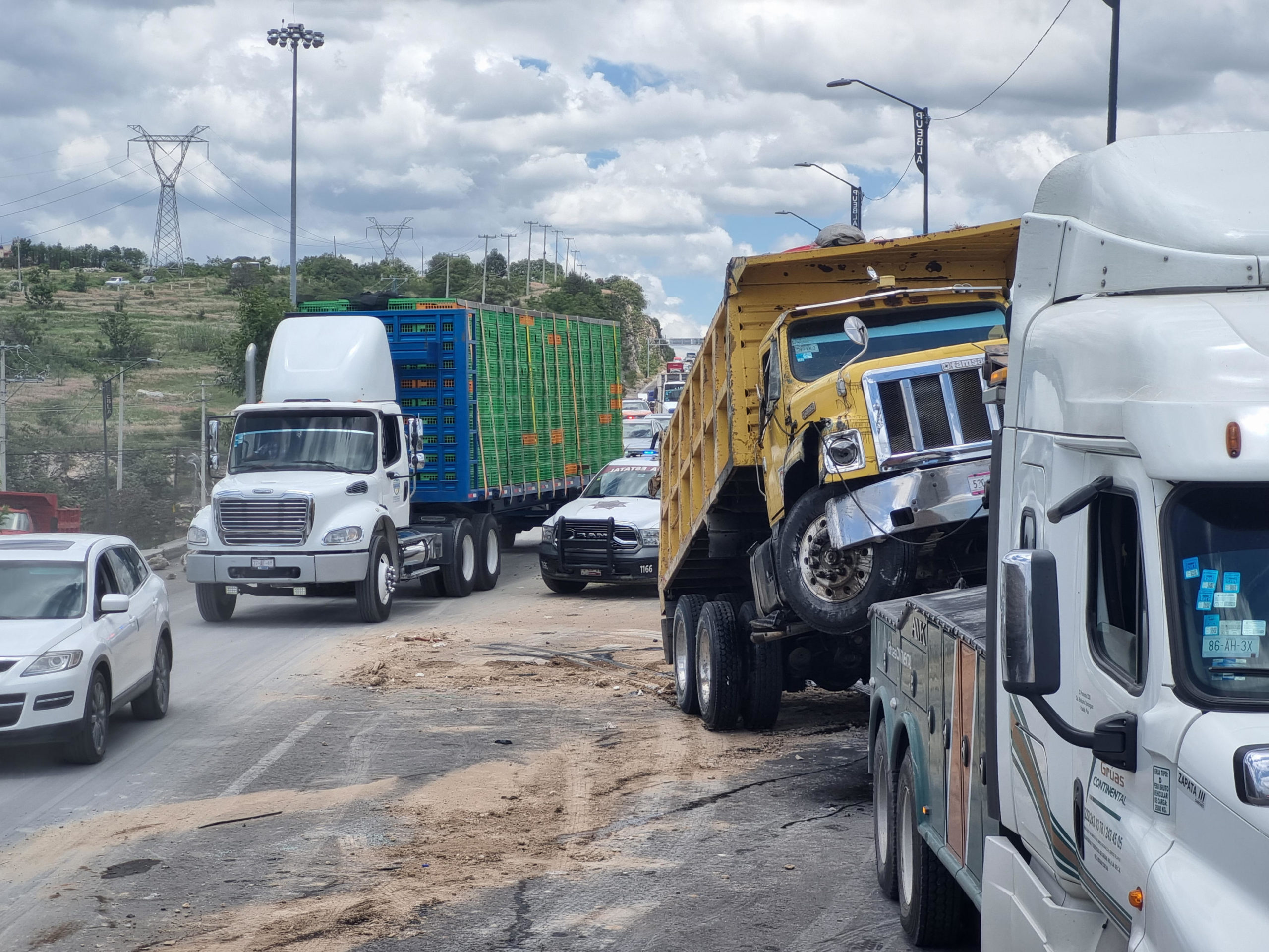 Tres personas lesionadas es el saldo dejado por la volcadura de un camión de carga y una camioneta en periférico