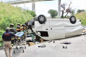 Volcadura de camioneta en Tlaxcalancingo deja una persona lesionada y un fallecido