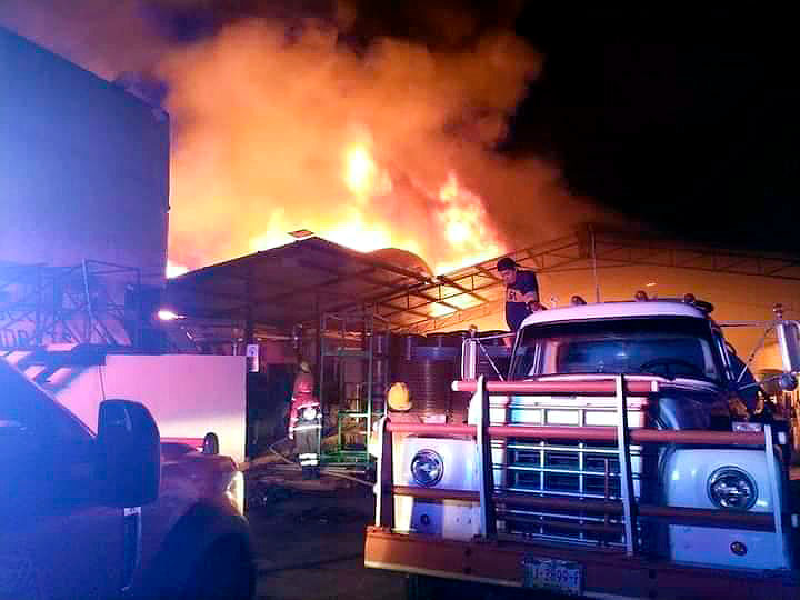 Fuerte incendio consume fábrica de plásticos en Zacatlán