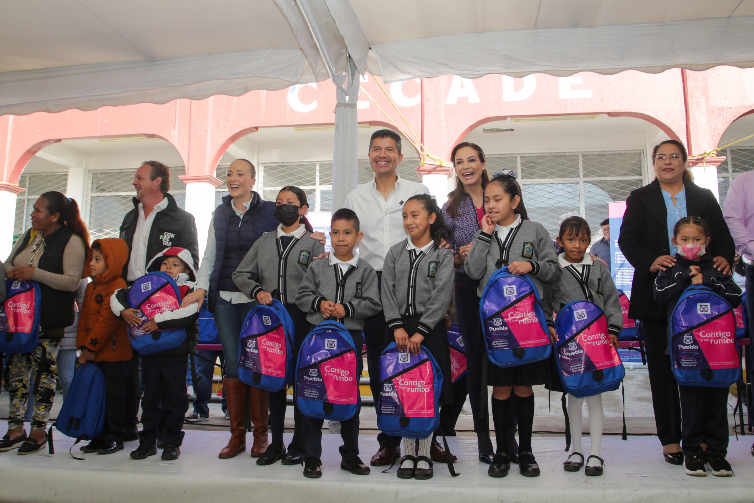 Ayuntamiento de Puebla realiza la entrega de útiles escolares a estudiantes de juntas auxiliares del municipio