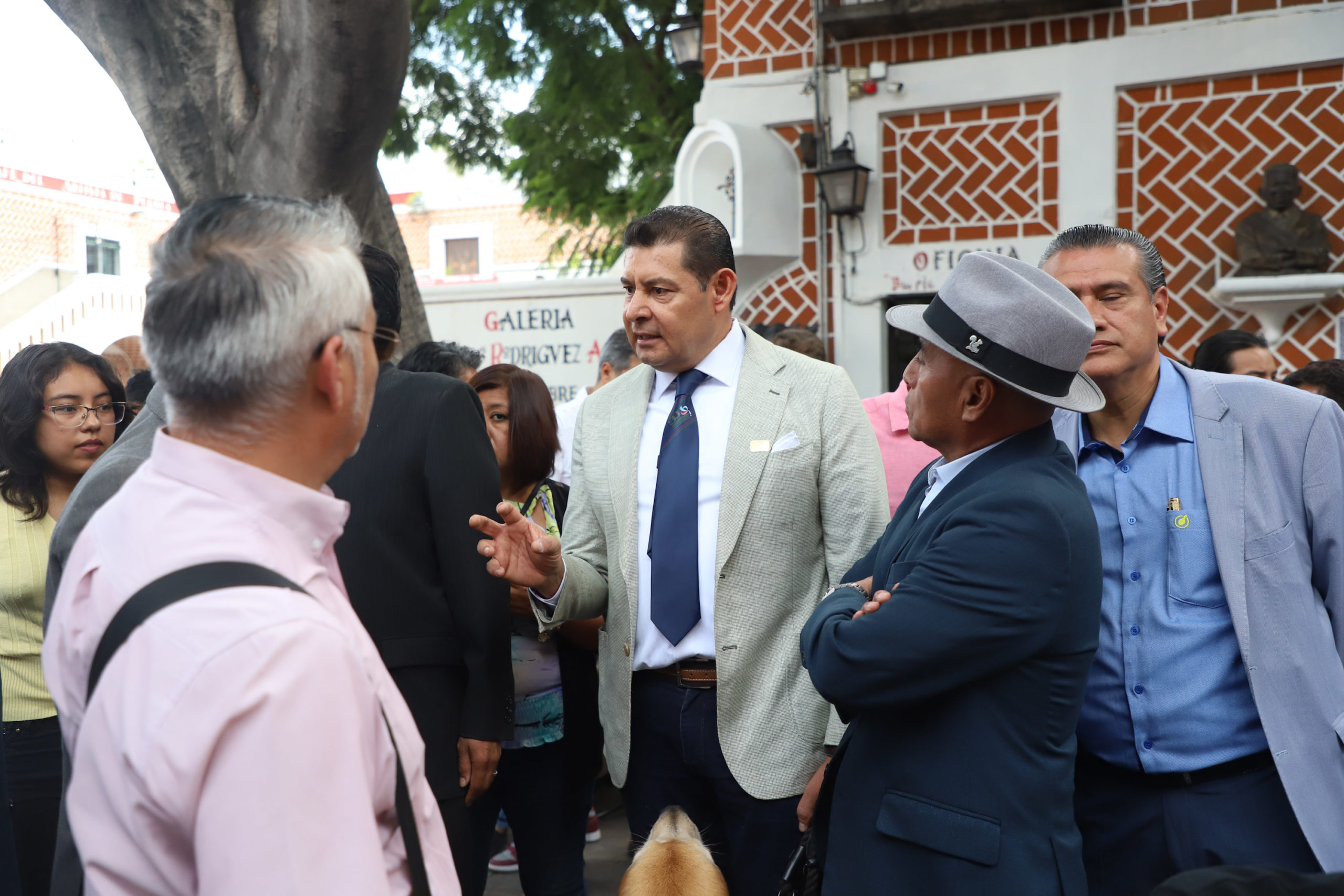 El senador Alejandro Armenta considera “correctas” las multas del Cabildo de Puebla por la pinta de bardas