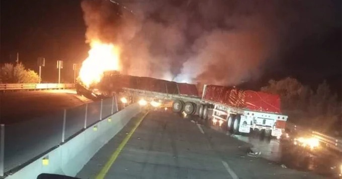 Tráiler se incendia en el Arco Norte de la carretera México-Puebla y provoca el caos vial