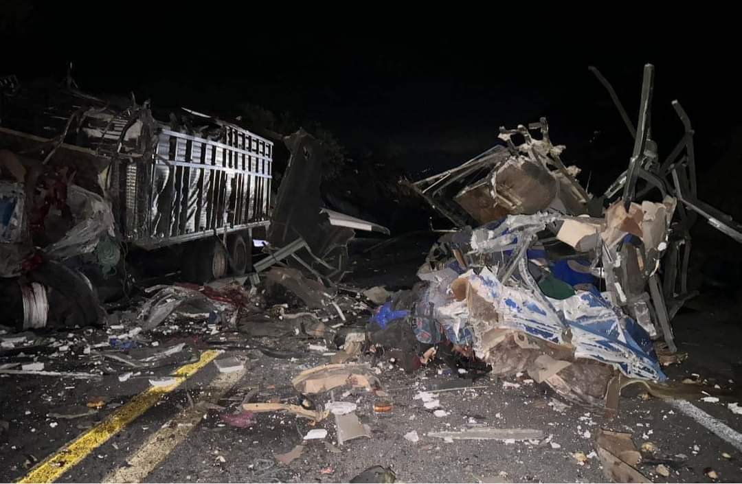 Terrible choque en la autopista Cuacnopalan-Oaxaca deja un saldo de 16 personas fallecidas