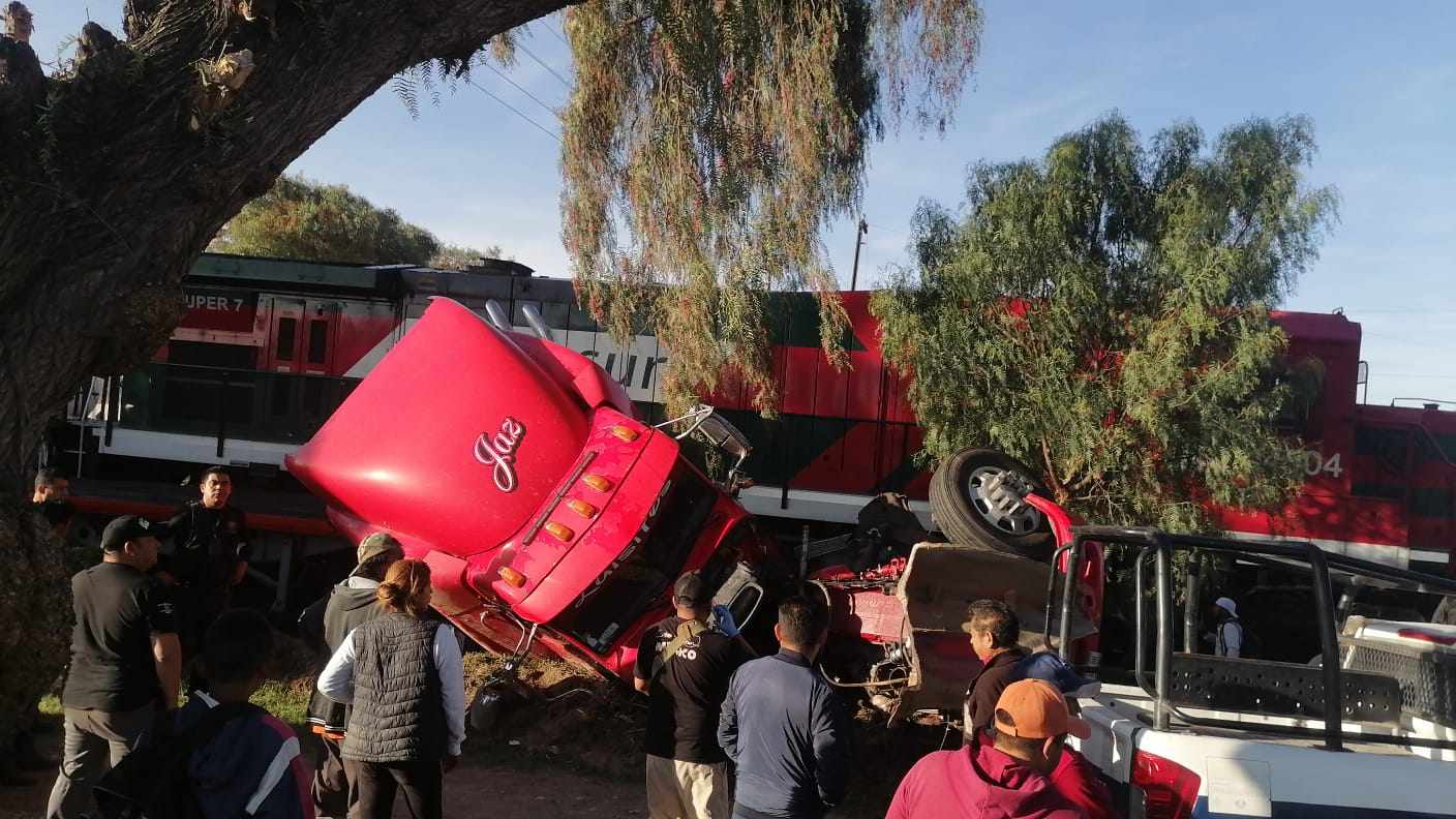 Chofer de camión de carga quiso ganarle al tren y terminó siendo arrollado