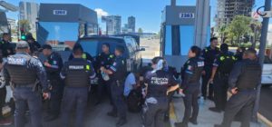 Camioneta con 20 migrantes fue asegurada por elementos policiales en Puebla; hay una persona detenida