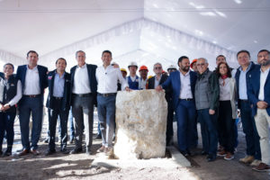 Eduardo Rivera coloca la primera piedra para las nuevas viviendas en San Bartolo Coatepec