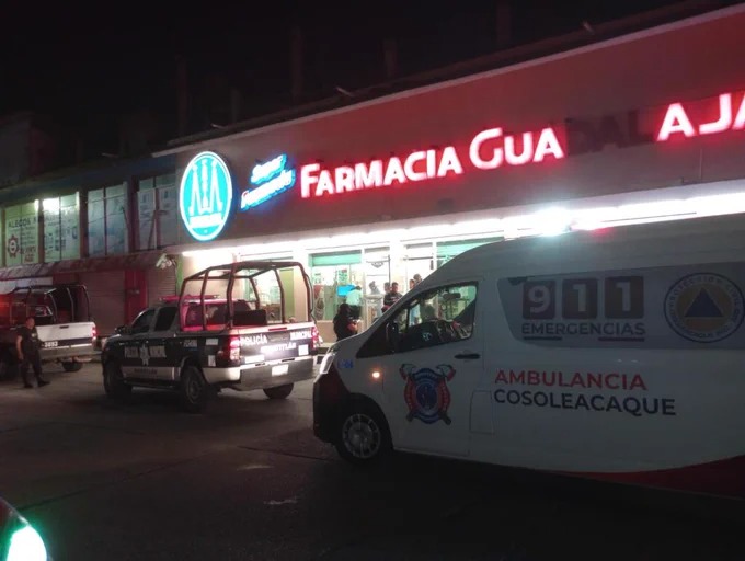Empleado de una Farmacia Guadalajara muere luego de forcejear con clientes