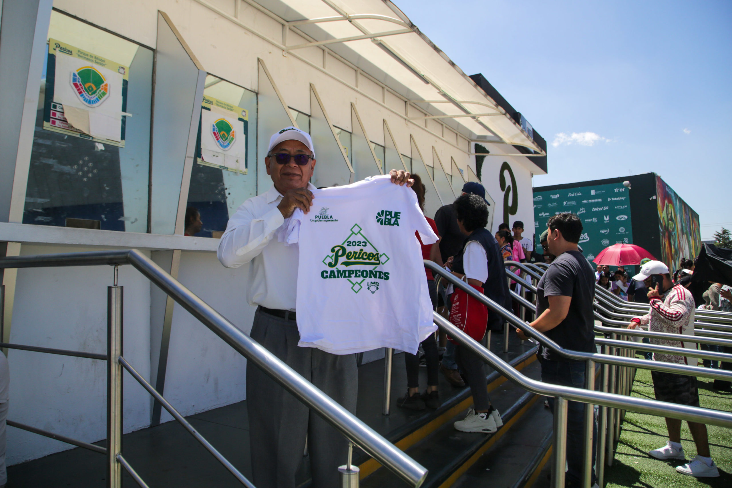 Aficionados de los Pericos recibieron las playeras de campeón prometidas por el gobernador