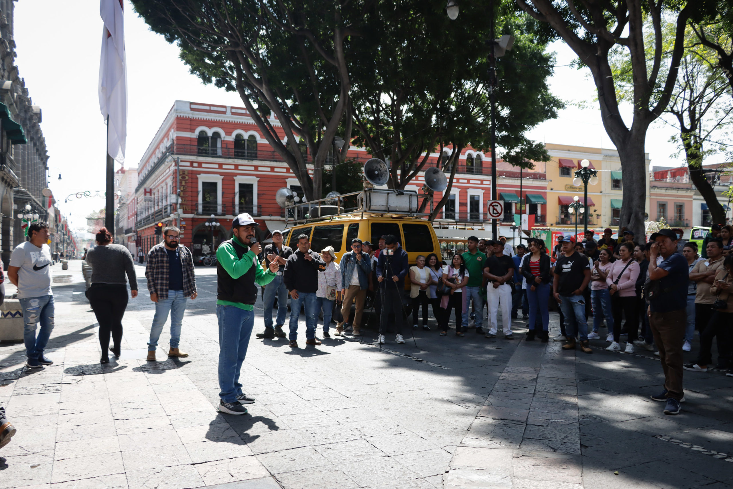 Miembros de Antorcha Campesina se manifiestan frente a Palacio Municipal acusando agresiones de la 28 de Octubre 