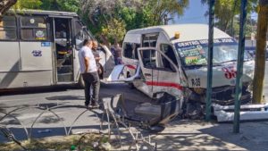 Al menos 4 lesionados fue el saldo dejado por el choque entre una camioneta de lujo y una van de transporte público 