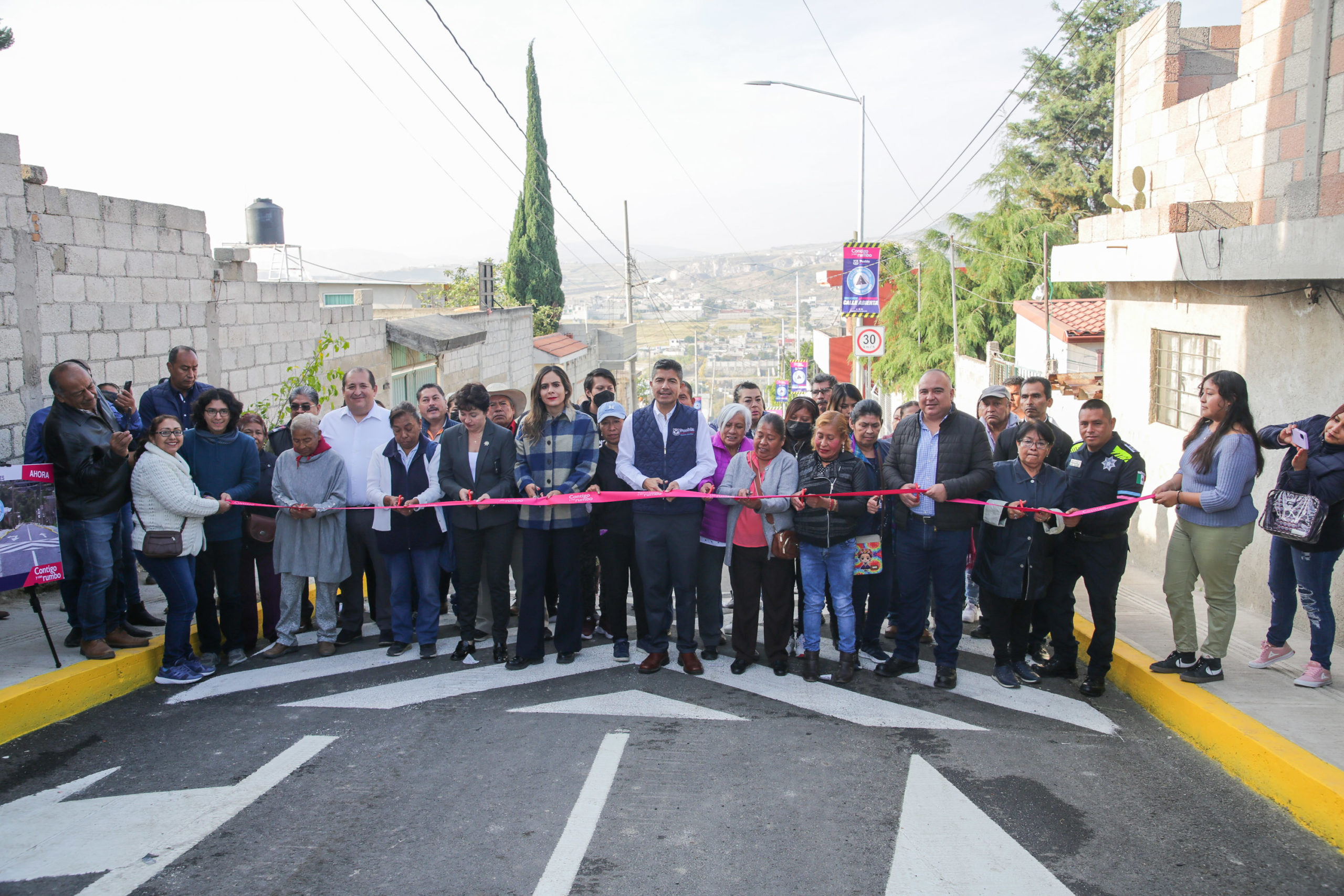 Eduardo Rivera encabezó la entrega de la rehabilitación de calles en San Francisco Totimehuacán