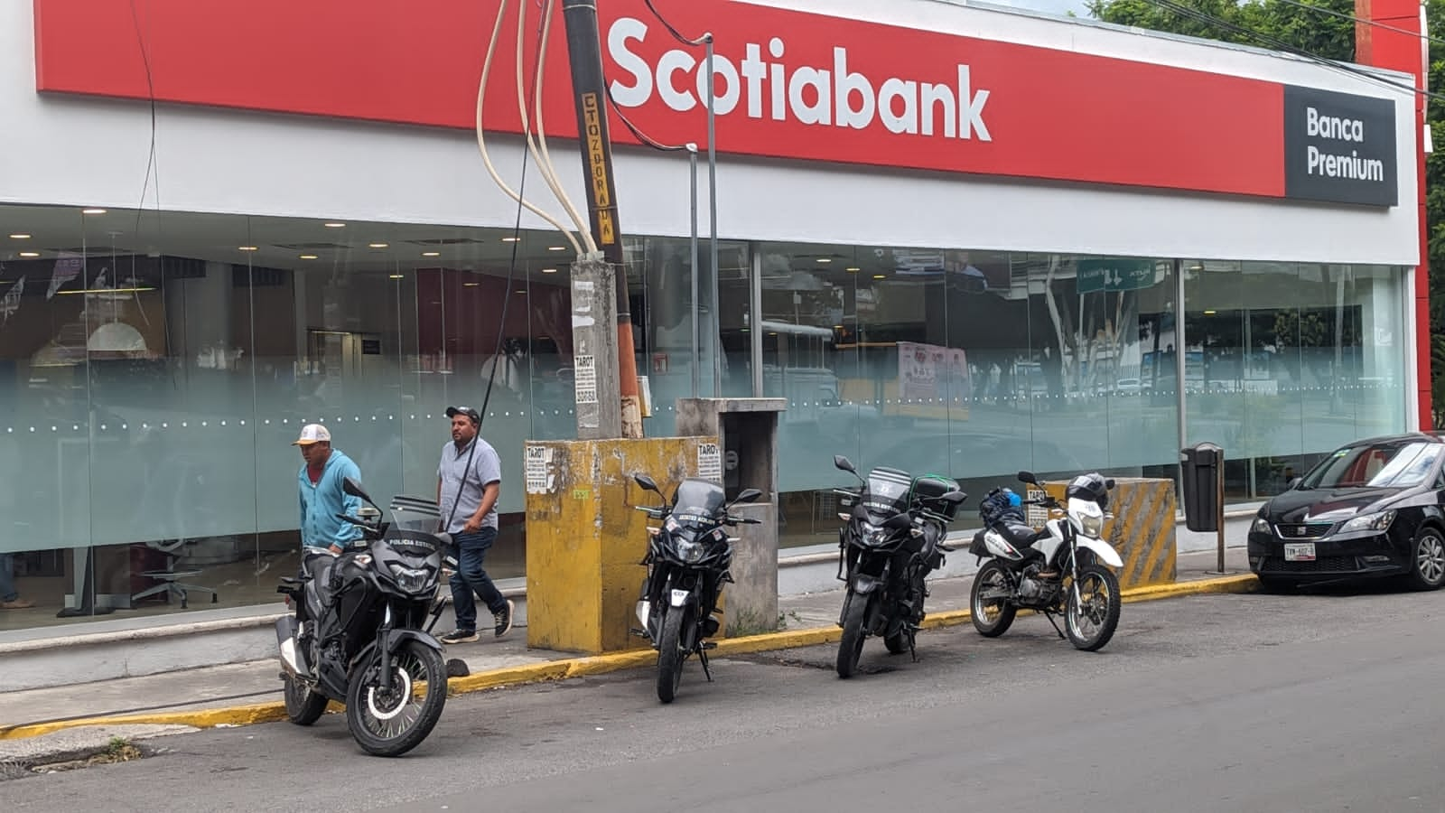 Sujetos intentan balear a un hombre en cajero de Plaza Dorada