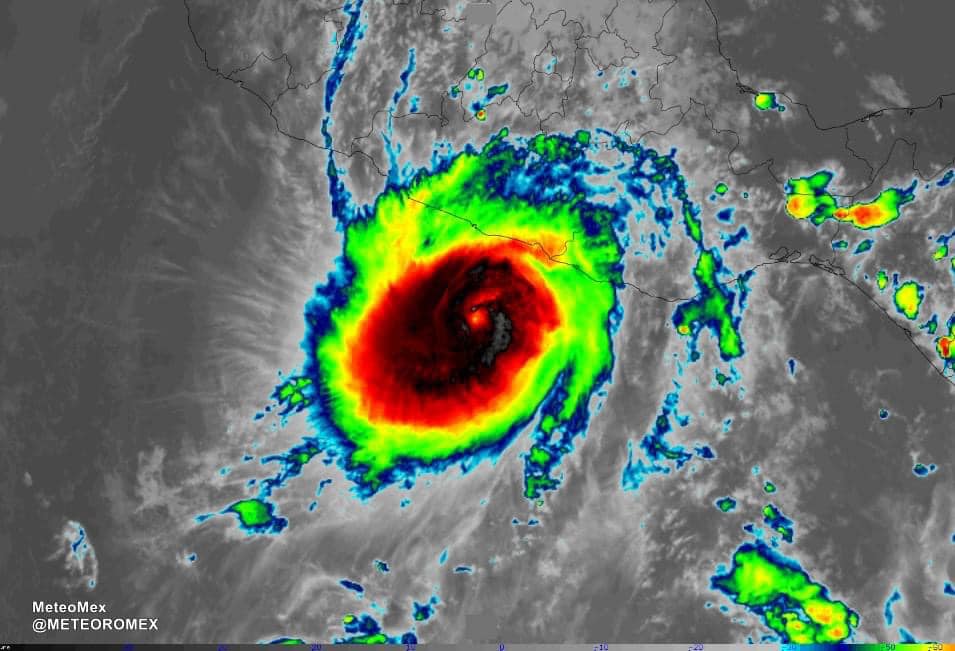 Huracán Otis baja a categoría 1 mientras pasa sobre Guerrero