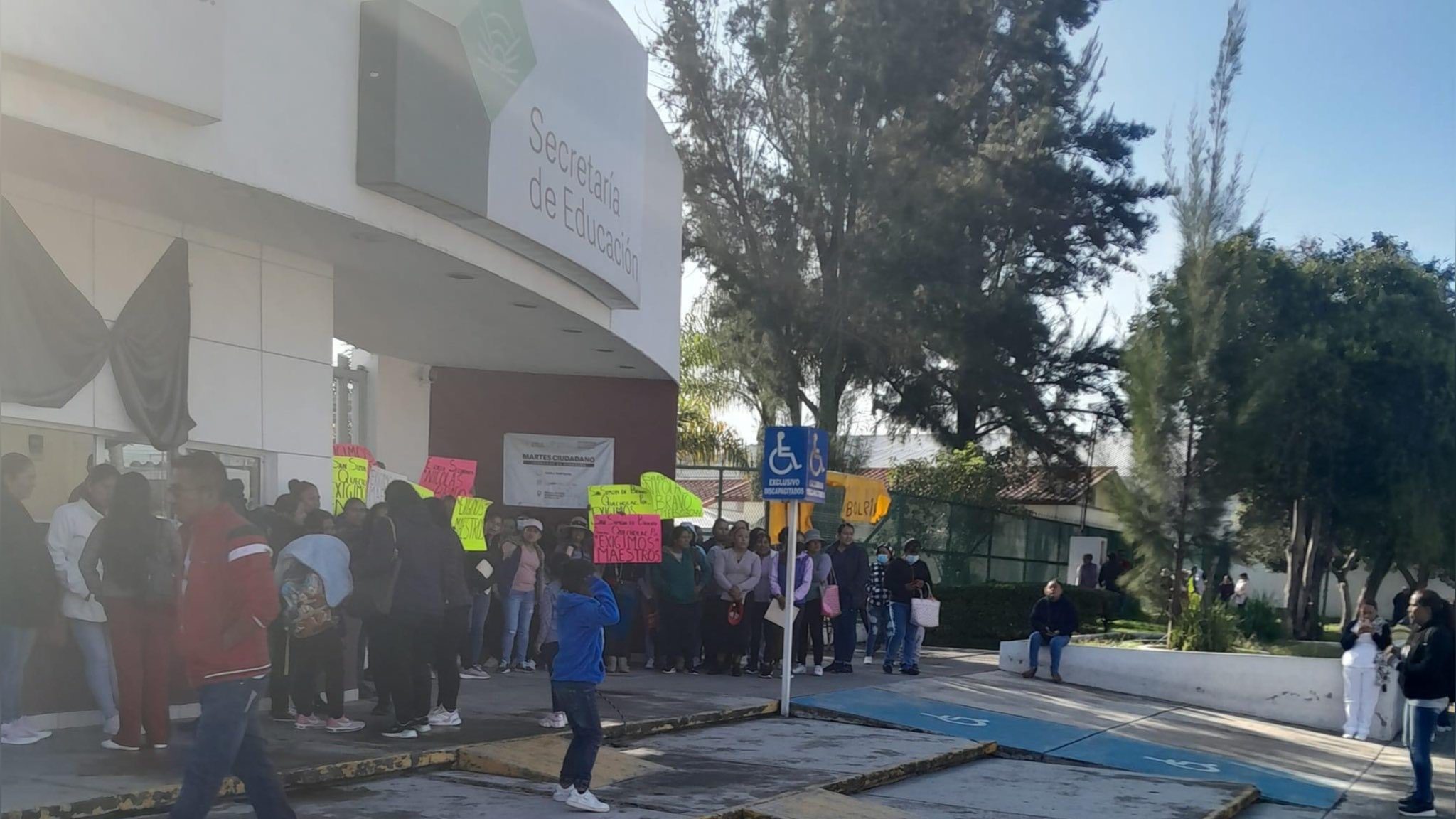 Estudiantes normalistas de Tételes vandalizan la SEP como protesta a la falta de apoyos