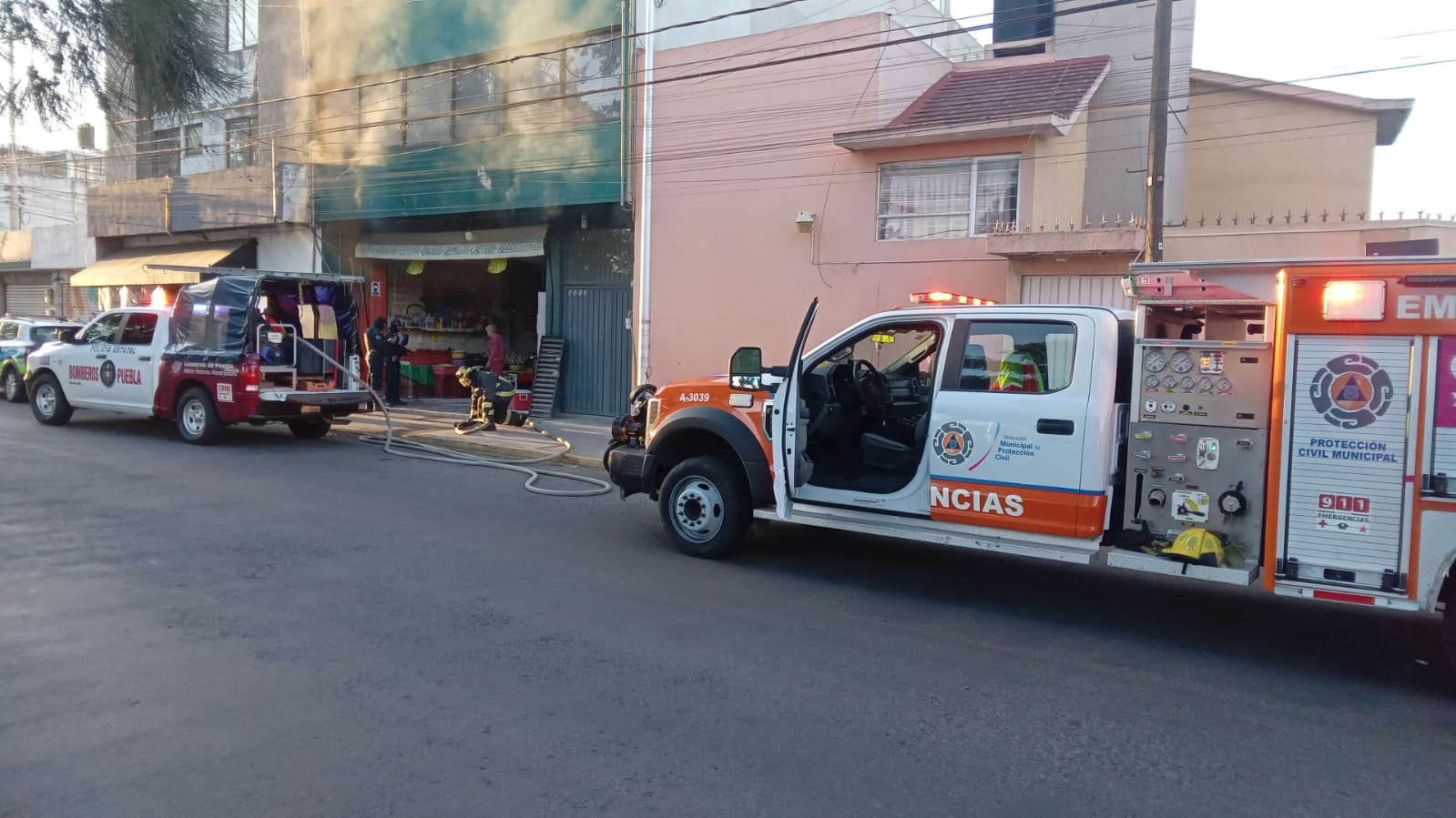 Se incendia verdulería en Jardines de San Manuel, no se reportaron víctimas