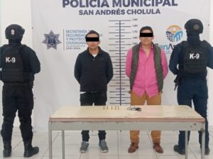 Policía de San Andrés Cholula asegura a dos probables responsables de robo de vehículo y negocio