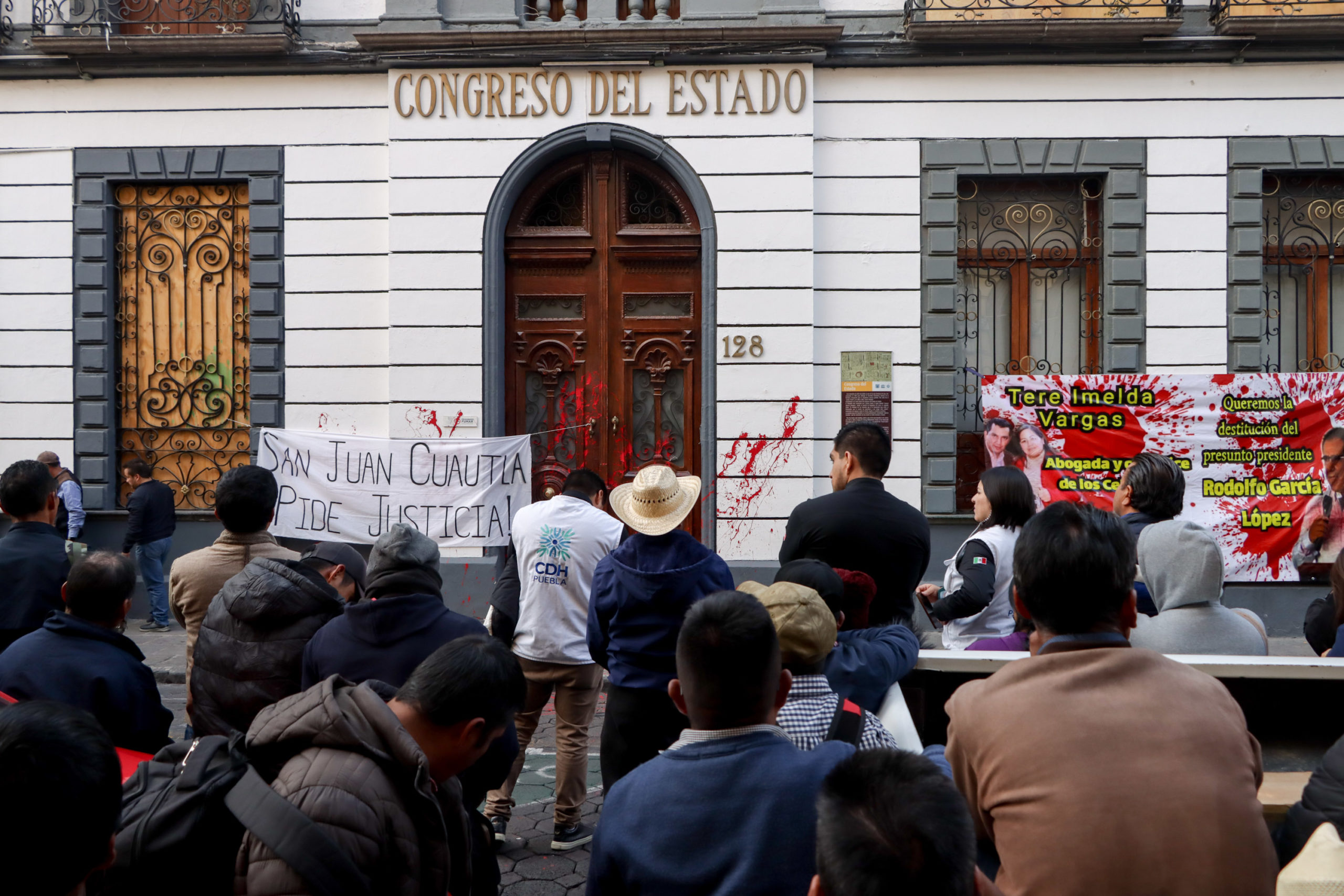 Pobladores de Coyomeapan se manifiestan e instalan plantón afuera del Congreso de Puebla