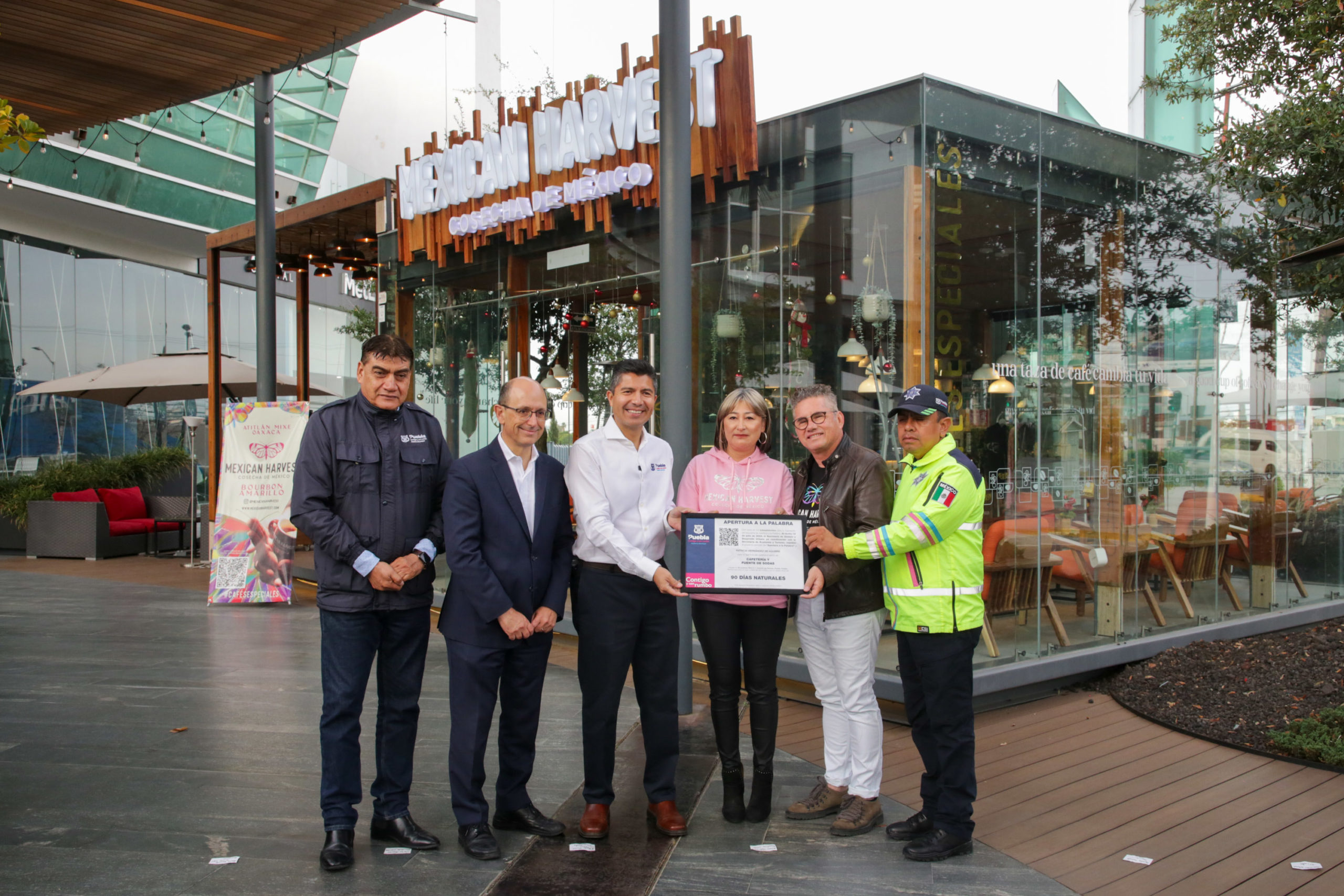 Ayuntamiento de Puebla entrega el apoyo 1500 del programa apertura de la palabra a la cafetería “Mexican Harvest”