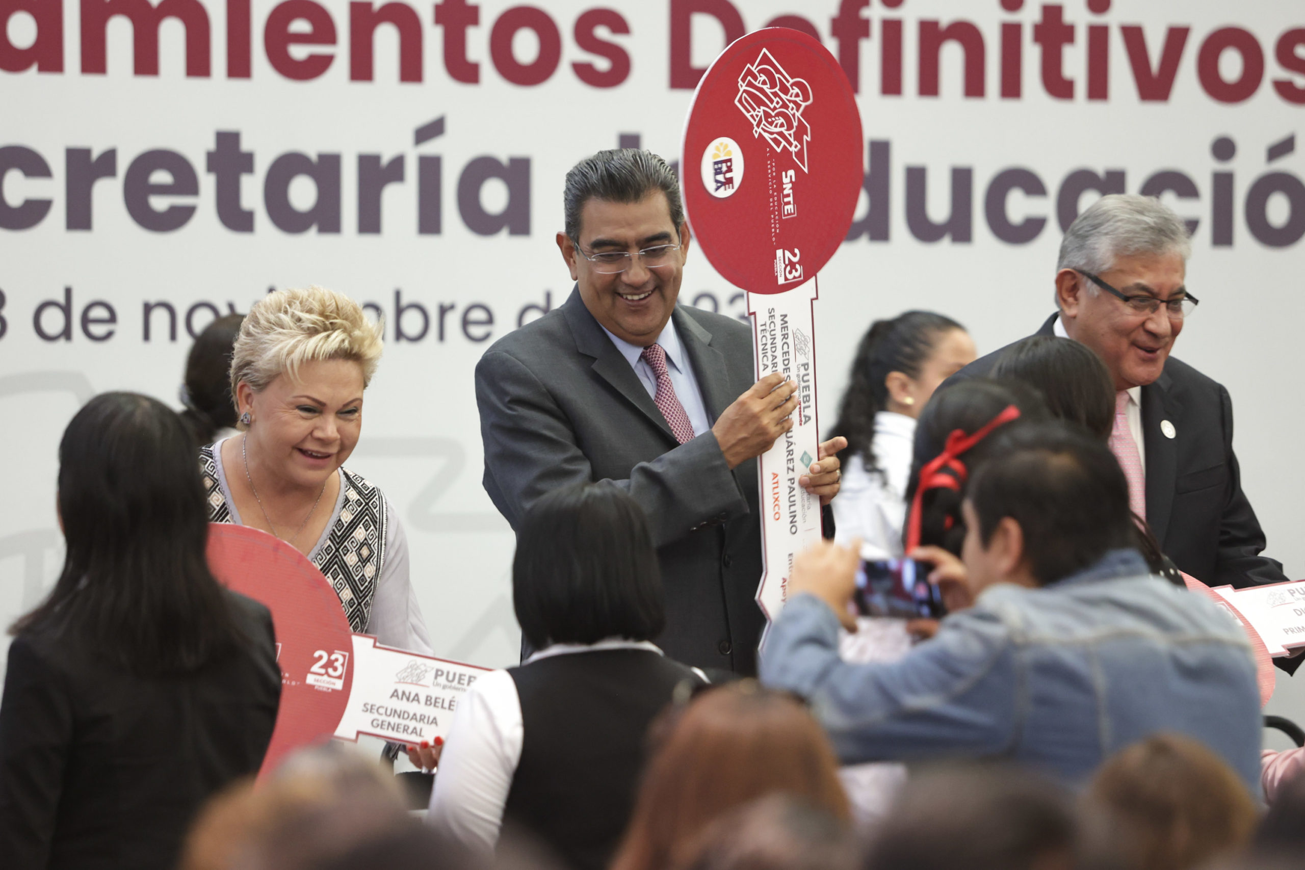 Maestros de Puebla tendrán un aumento salarial: Sergio Salomón