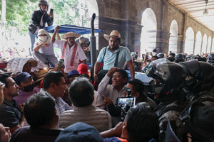 Con el uso de un tractor, manifestantes de La Resurrección intentaron tirar las puertas del Palacio Municipal