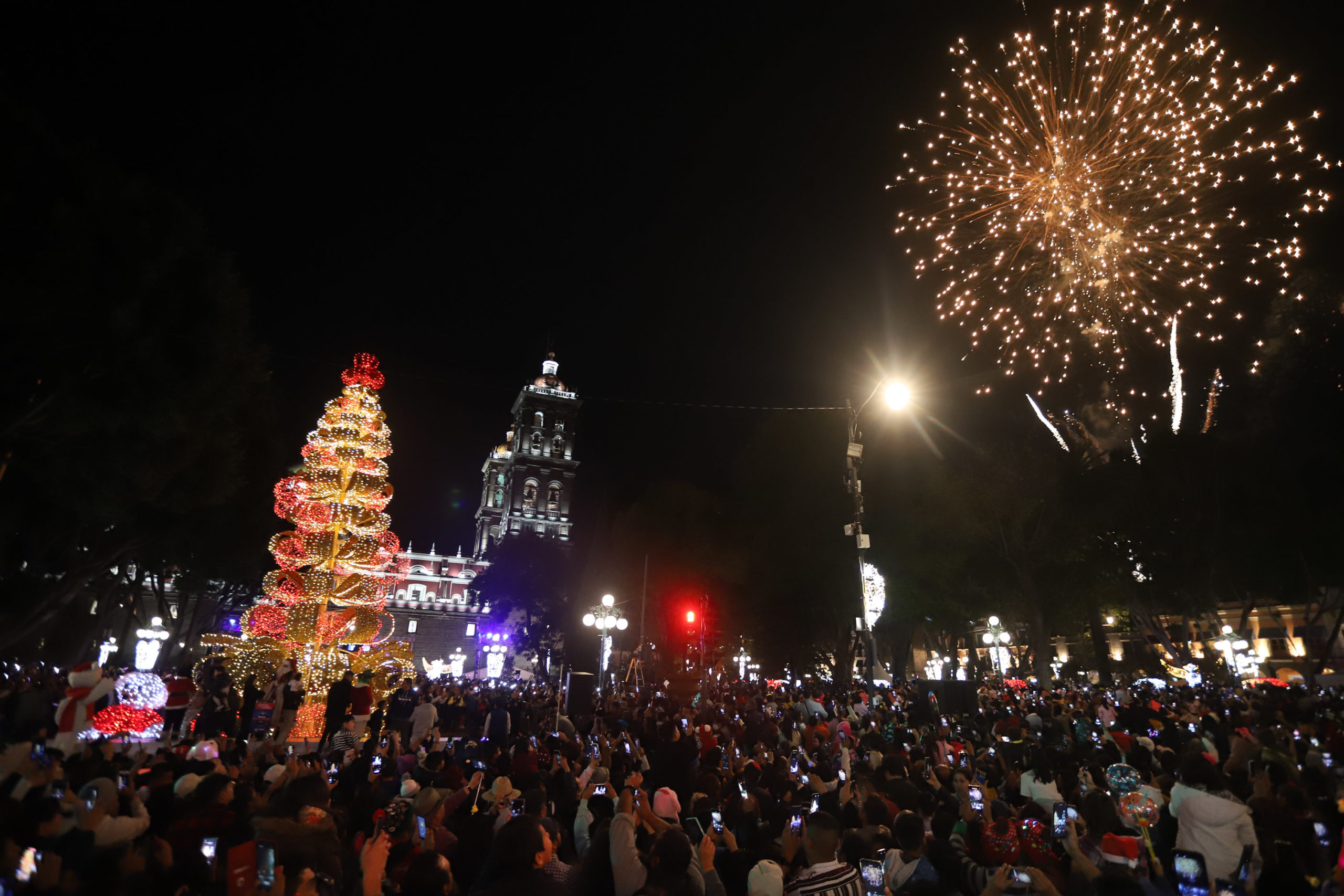 Eduardo Rivera realizó el encendido del árbol y adornos de navidad en el zócalo de la ciudad