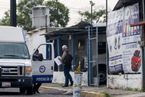 FGE realiza operativo en la colonia Nueva Antequera en busca de autos robados