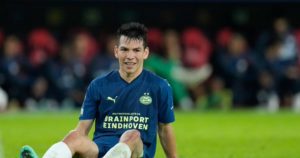 Chucky Lozano sale lesionado del encuentro de Champions del PSV frente al Sevilla