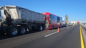 Choque de un camión ADO contra un tráiler en la autopista deja un saldo de al menos 30 personas lesionadas