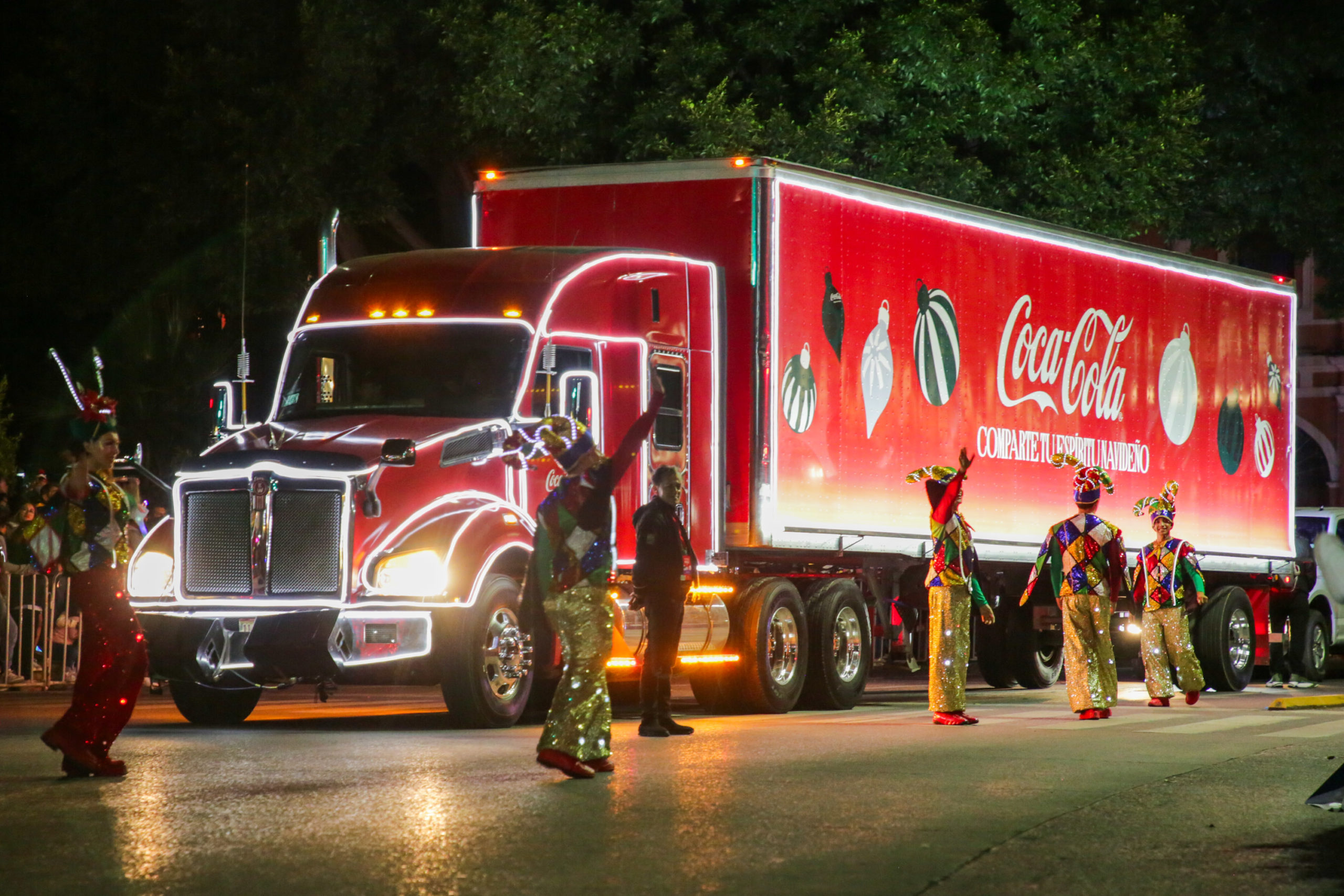 La caravana Coca-Cola regreso a las calles de Puebla para vestir de color e ilusión a todos