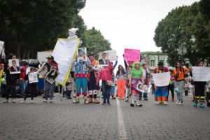 Payasos se manifiestan para pedir la reparación de los daños tras confrontación con personal de Ayuntamiento