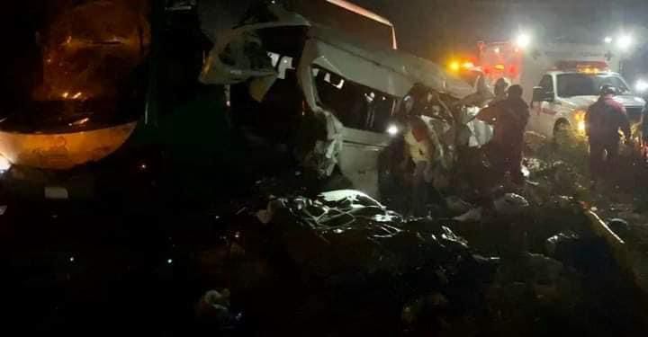 Dos personas fallecidas y al menos 15 lesionados es el saldo de un accidente carretero en Tehuacán