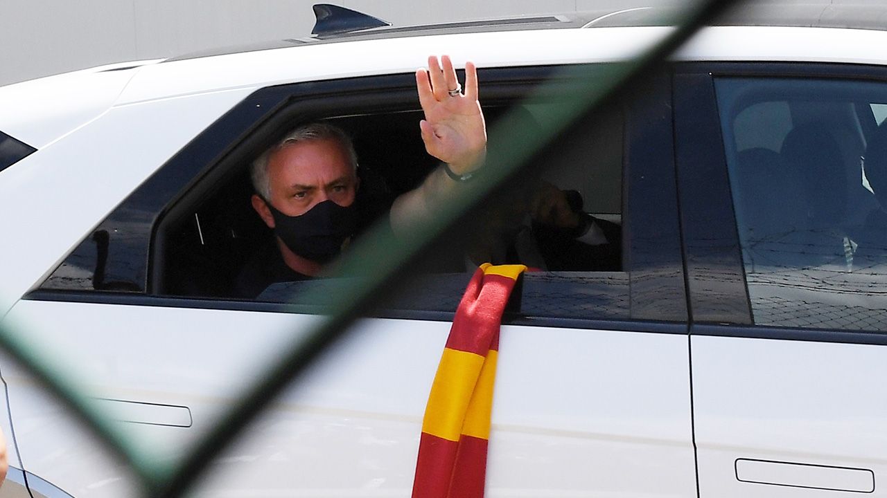 De forma repentina la Roma le dice adiós a José Mourinho y le da la bienvenida a Daniele de Rossi