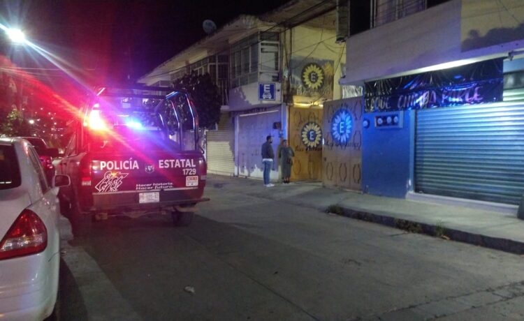 Comando armado ejecuta a un hombre en su domicilio mientras era custodiado por policías estatales