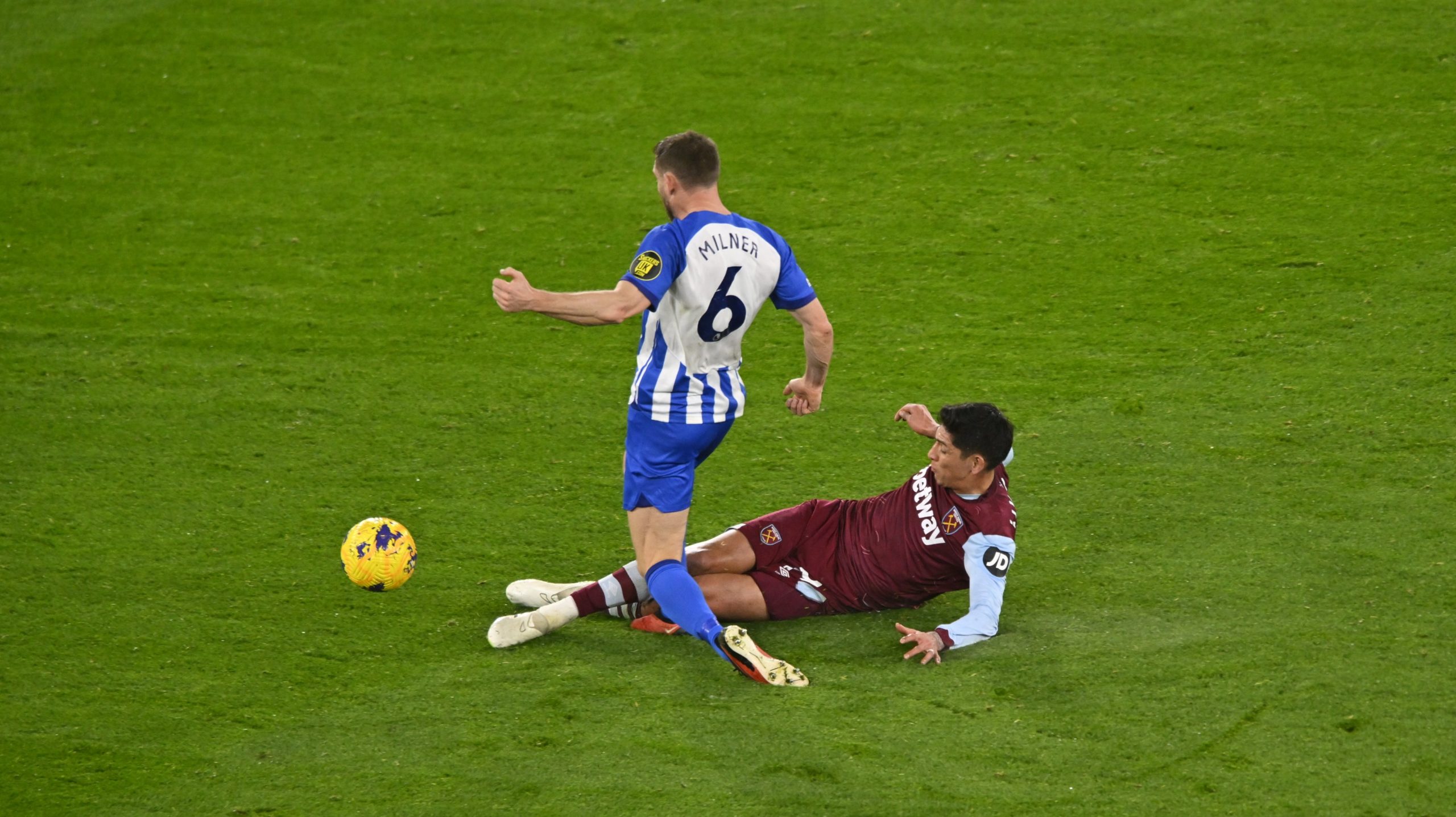 El West Ham de Edson Álvarez empata con Brighton en la Premier League y se mantiene en puestos europeos