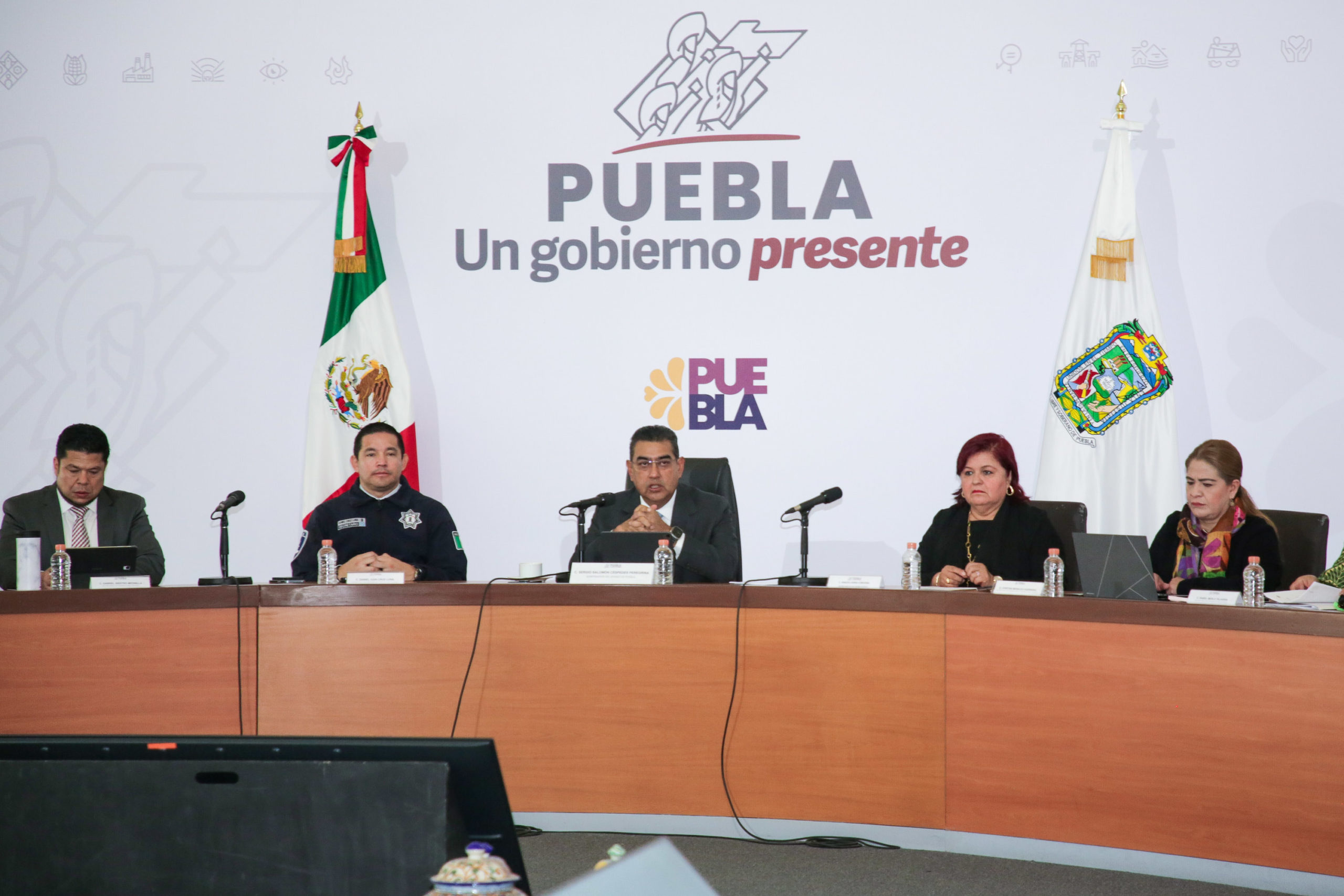 Gobernador pide al alcalde de Puebla evitar el aumento de ambulantes en la nueva sede del Congreso