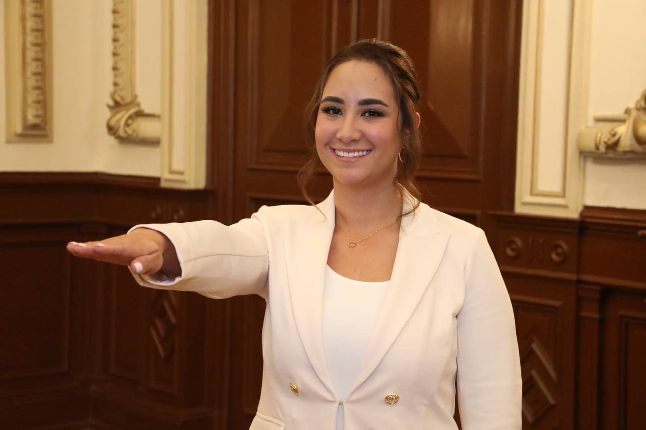 Claudia Barrientos rinde protesta como presidente honoraria del SMDIF