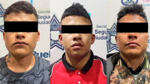 Policías municipales realizaron la detención de tres hombres en posesión ilegal de un arma de fuego y posible droga