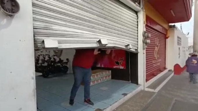 Un grupo de sujetos asaltó un negocio de scooters eléctricos en el centro de San Francisco Totimehuacan