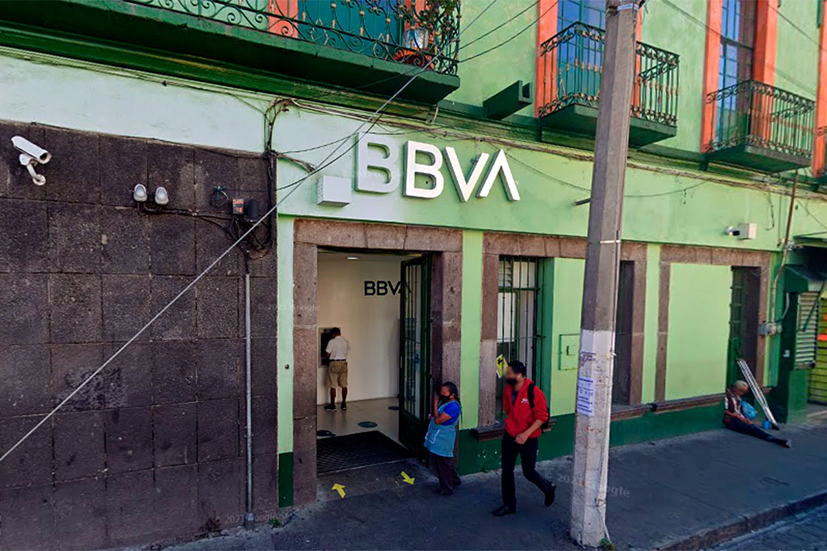 Pareja asalta a hombre de la tercera edad dentro de un banco y lo despojan de 163 mil pesos