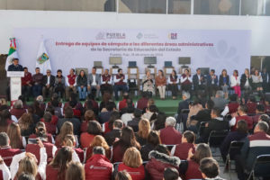 Gobierno de Puebla entrega equipos de cómputo a la SEP; no se habían renovado desde hace una década