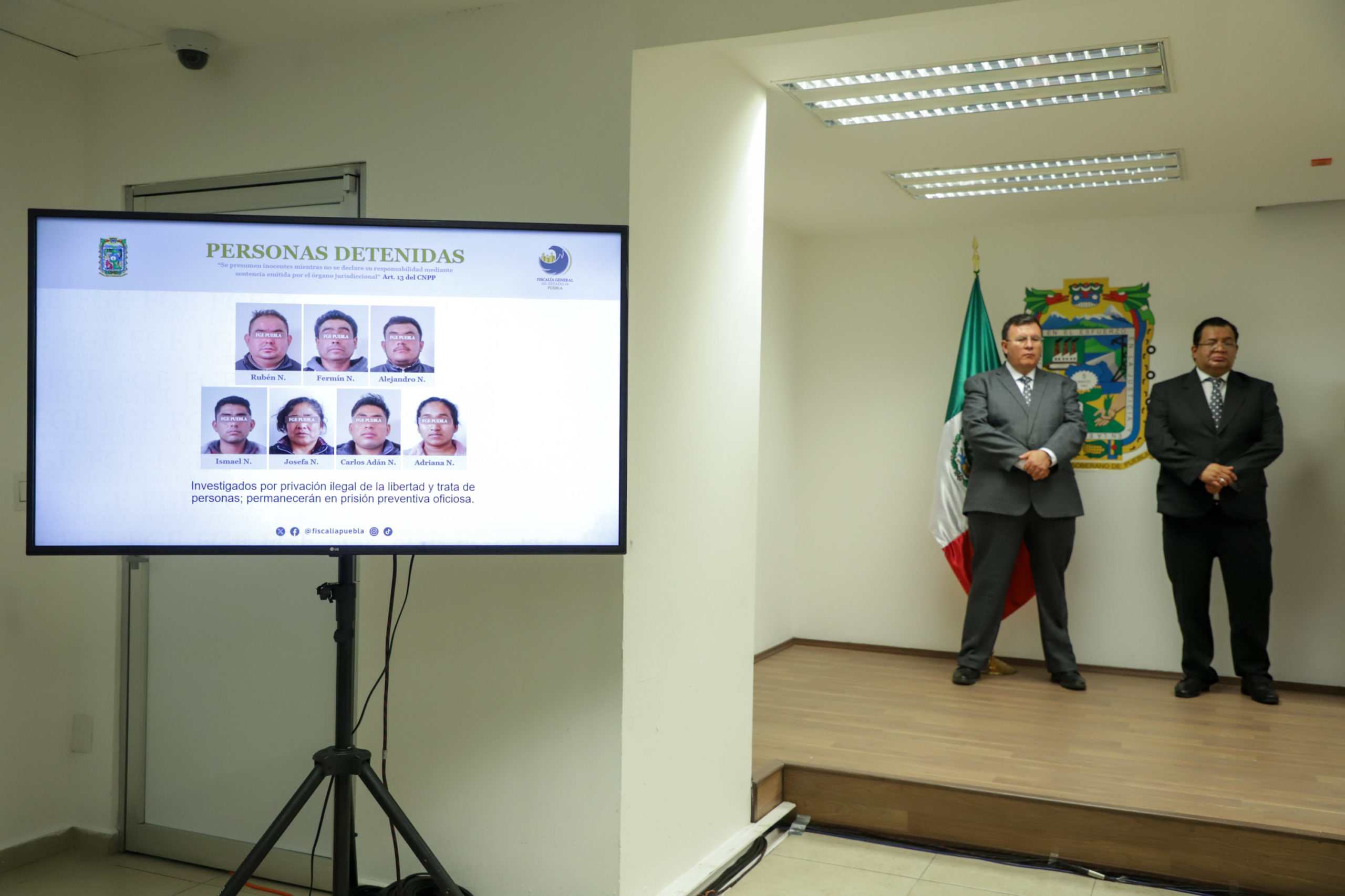 FGE de Puebla confirma la detención de siete personas acusadas de privar de la libertad a nueve mujeres