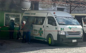 Debido a un infarto fulminante muere mujer de la tercera edad en el transporte público en Tlatlauquitepec