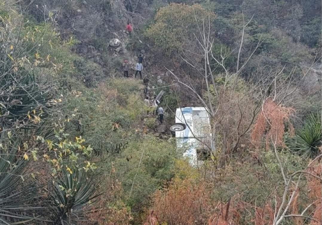 Camión de pasajeros se va al barranco en Tepexi de Rodríguez, dejó un saldo de 18 lesionados